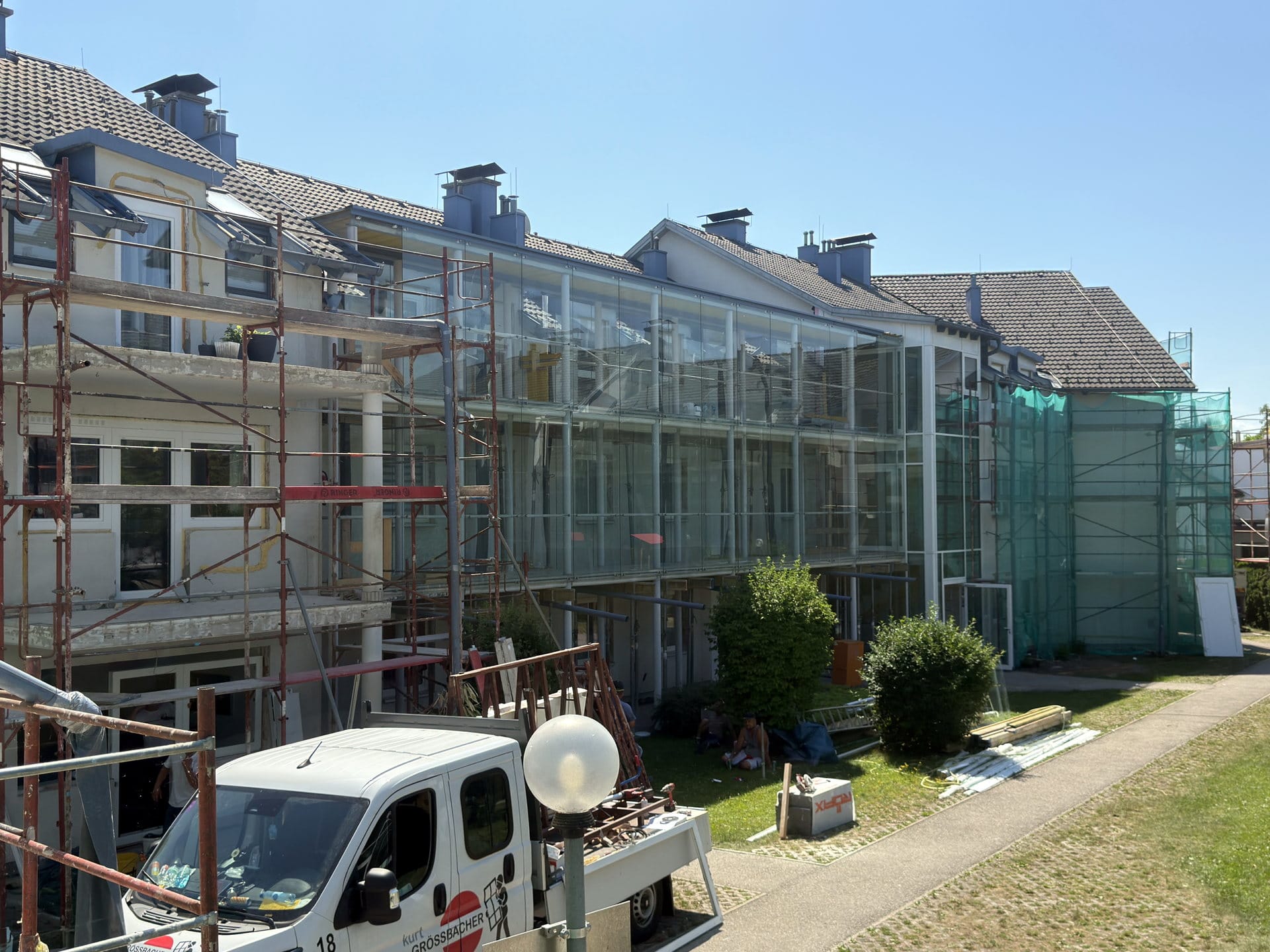 Illyrian Bau Baustelle mit Gerüst und Firmenfahrzeug